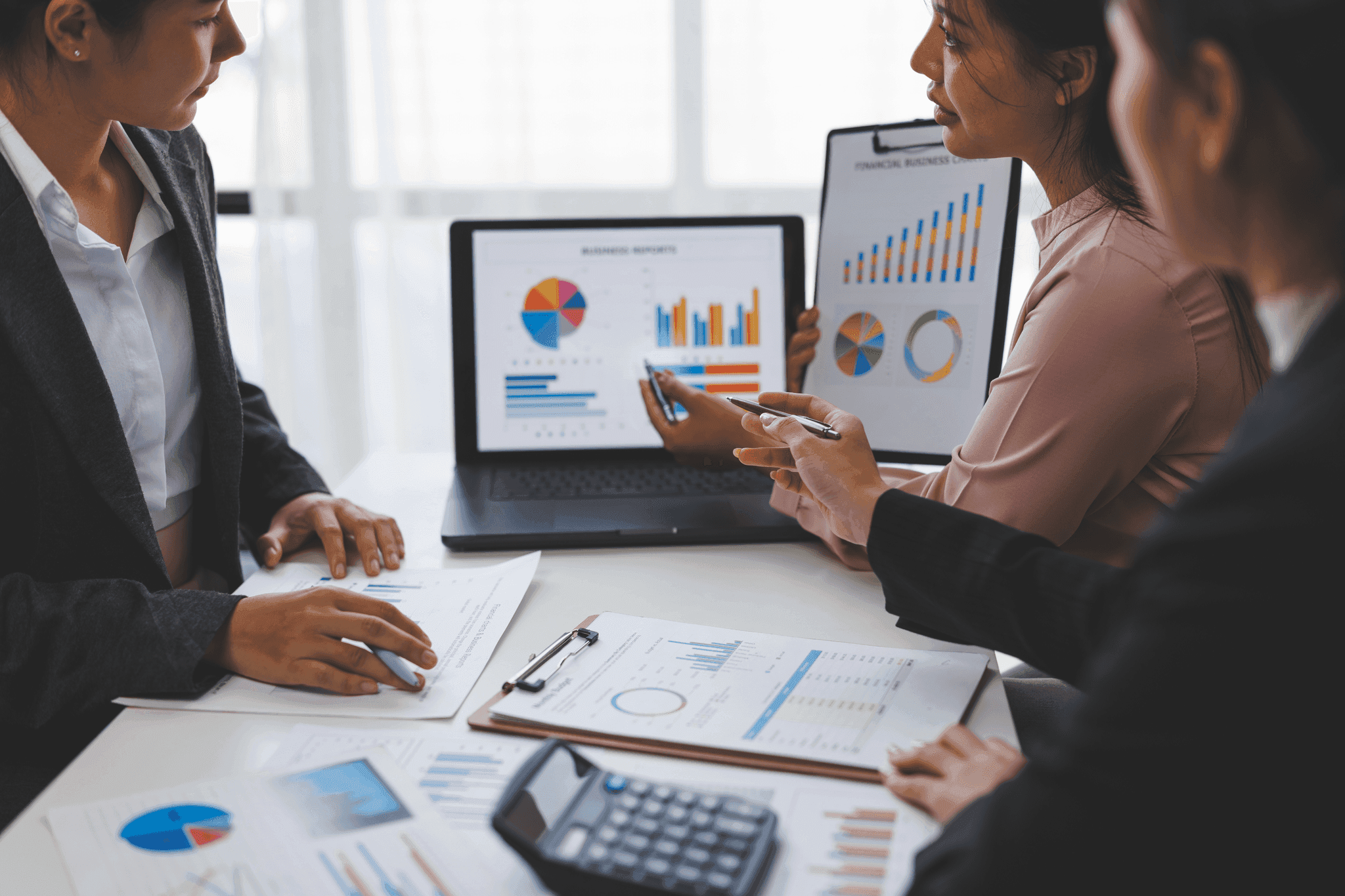 Cầu bắc qua sông gần thành phố